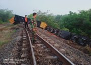 Dua Belas Gerbong Kereta Api Terguling di Talang Baru