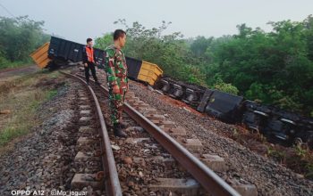 Dua Belas Gerbong Kereta Api Terguling di Talang Baru