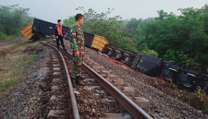 Dua Belas Gerbong Kereta Api Terguling di Talang Baru