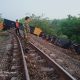 Dua Belas Gerbong Kereta Api Terguling di Talang Baru